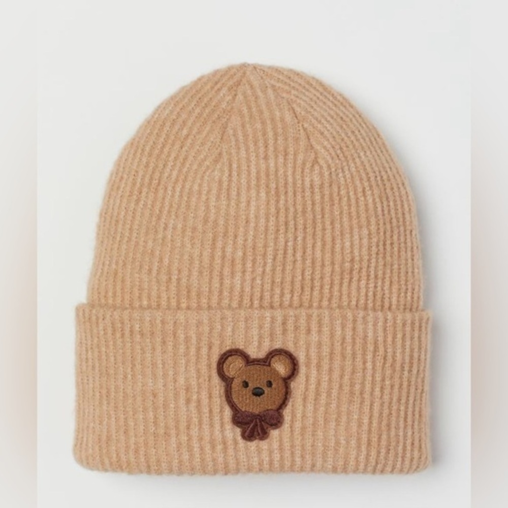 🆕🧸 H&M  Soft, adorbs knit hat. Foldover cuff w/small fabric bear appliqué front.